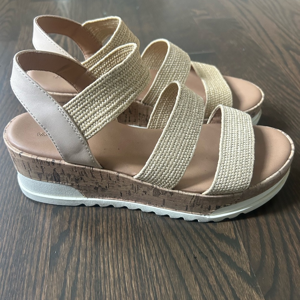 Universal thread wedge gladiator sandal